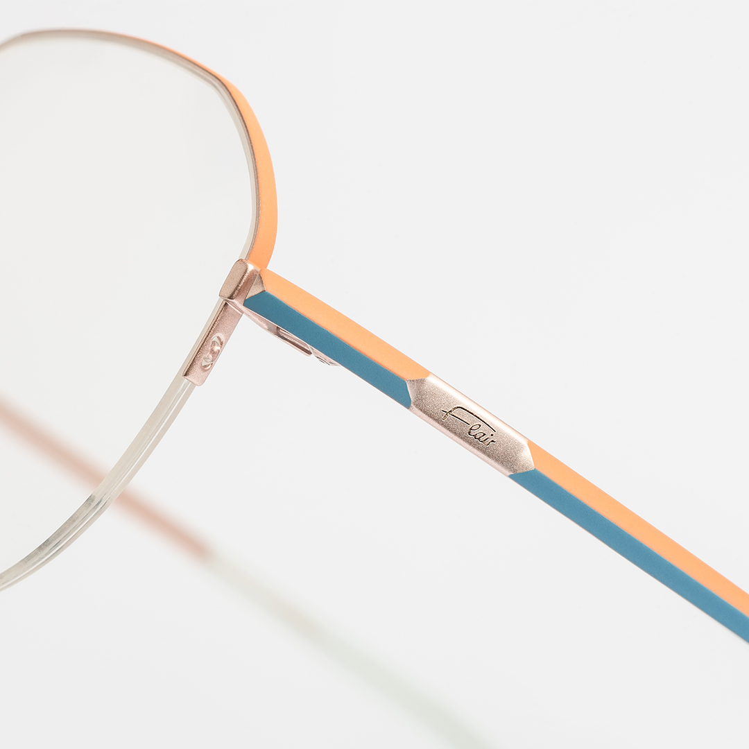 detalle gafa Flair con patilla naranja y azul